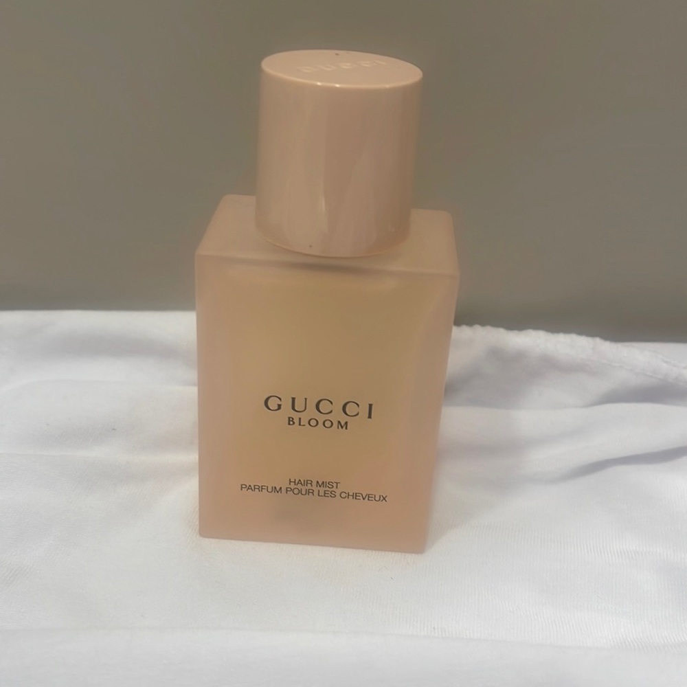 One ounce of Gucci bloom perfume Parfum for Hair. (Same as Gucci Bloom for Body)